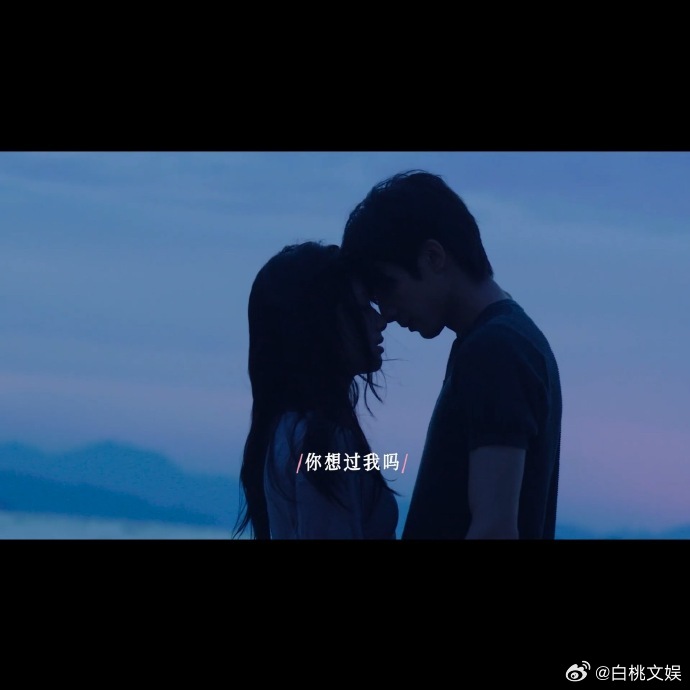 宋威龙与张婧仪好爱额头抵额头的同框画面，每次这样的互动都传递出真实的亲近，这个姿