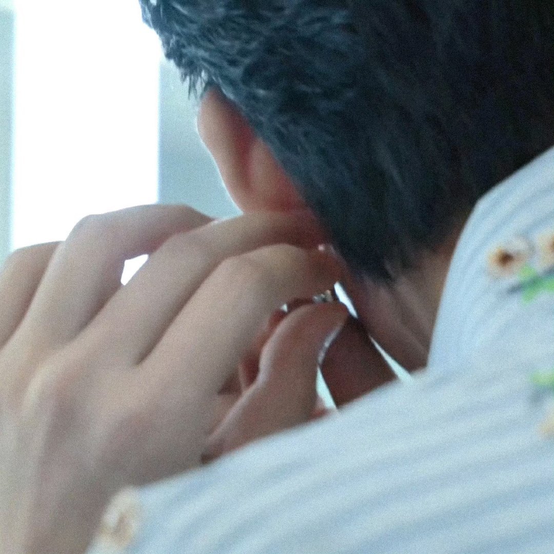 粉得久了真的处处都是小惊喜，今天第一次看到咱哥自己亲手戴耳钉～ 