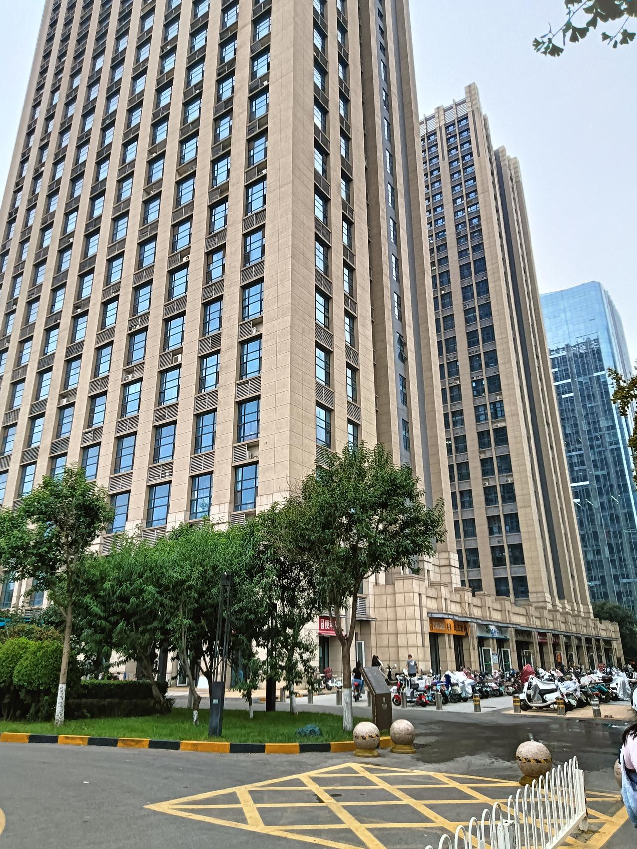 据说咱们石家庄又要增加一所大学——叫石家庄医学院。
是由石家庄医学高等专科学校升