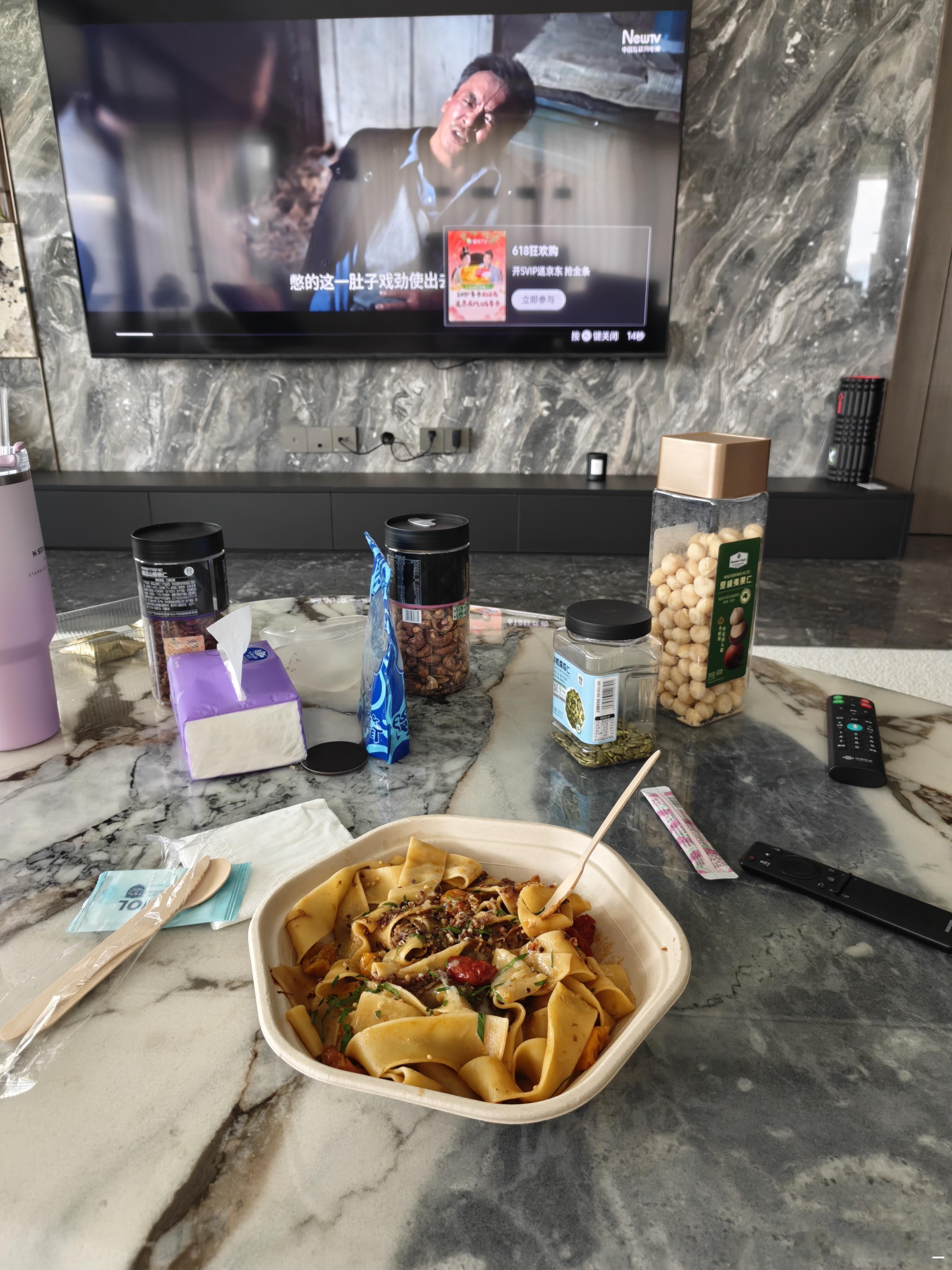 两眼一睁就是看，20 多集之后感觉之前好看了，有点无聊。 