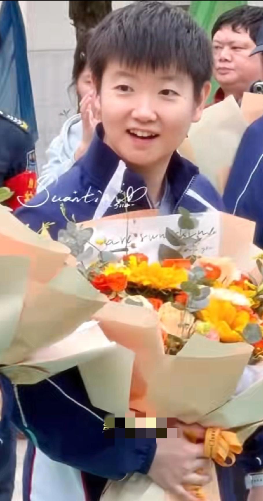 谁懂啊！孙颖莎在重庆校园里的好奇宝宝属性藏不住了✨
 
WTT重庆冠军赛赛前，莎