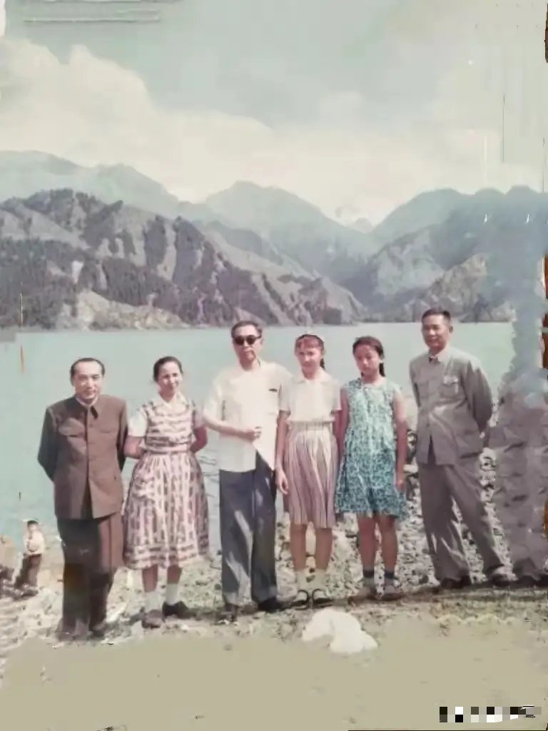 1965年，周恩来总理出访途经新疆考察，在天山天池留下珍贵合影 