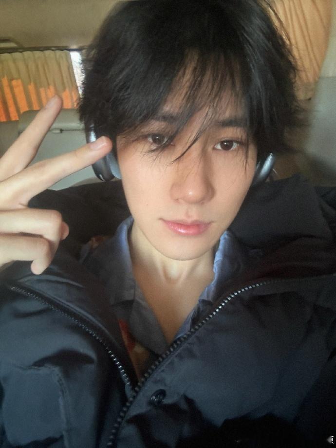 #张真源素颜上班照##张真源节后第一天上班#张真源素颜上班照也这么帅，节后第一天