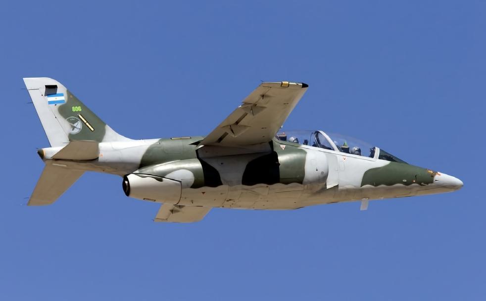 每天认识一件兵器 阿根廷IA-63“彭巴”教练/攻击机机身长度：10.93米机身