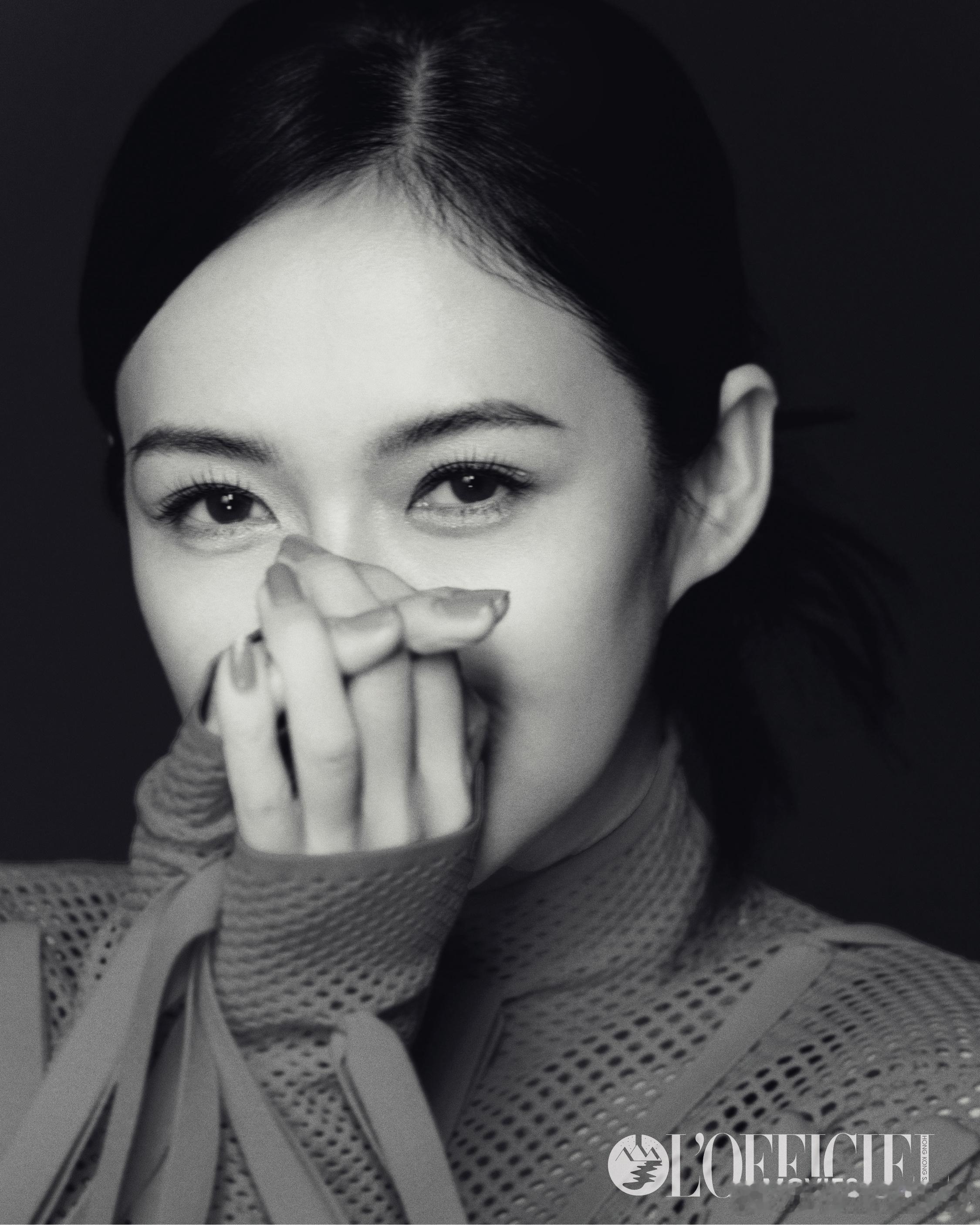 章子怡奖杯版脸颊比心一个月斩获三座重磅奖杯，专业、亚洲、权威三重认可！章子怡手持