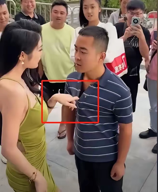 条纹哥账号被封真是大快人心！第一次刷到这个人视频还觉得没啥，后面隔了一个多月铺天