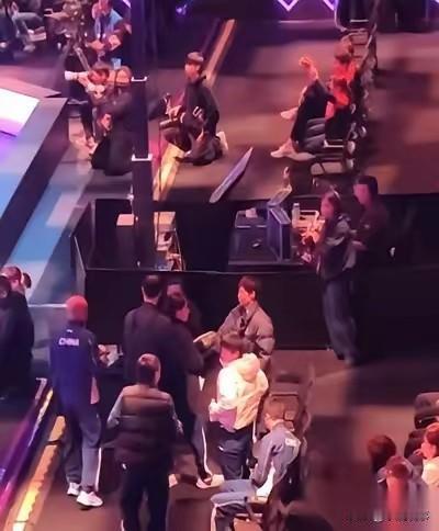 颁奖现场闹哄哄，
所有镜头却围着一个没比赛的人。
 
重庆冠军赛女单刚打完。
奖