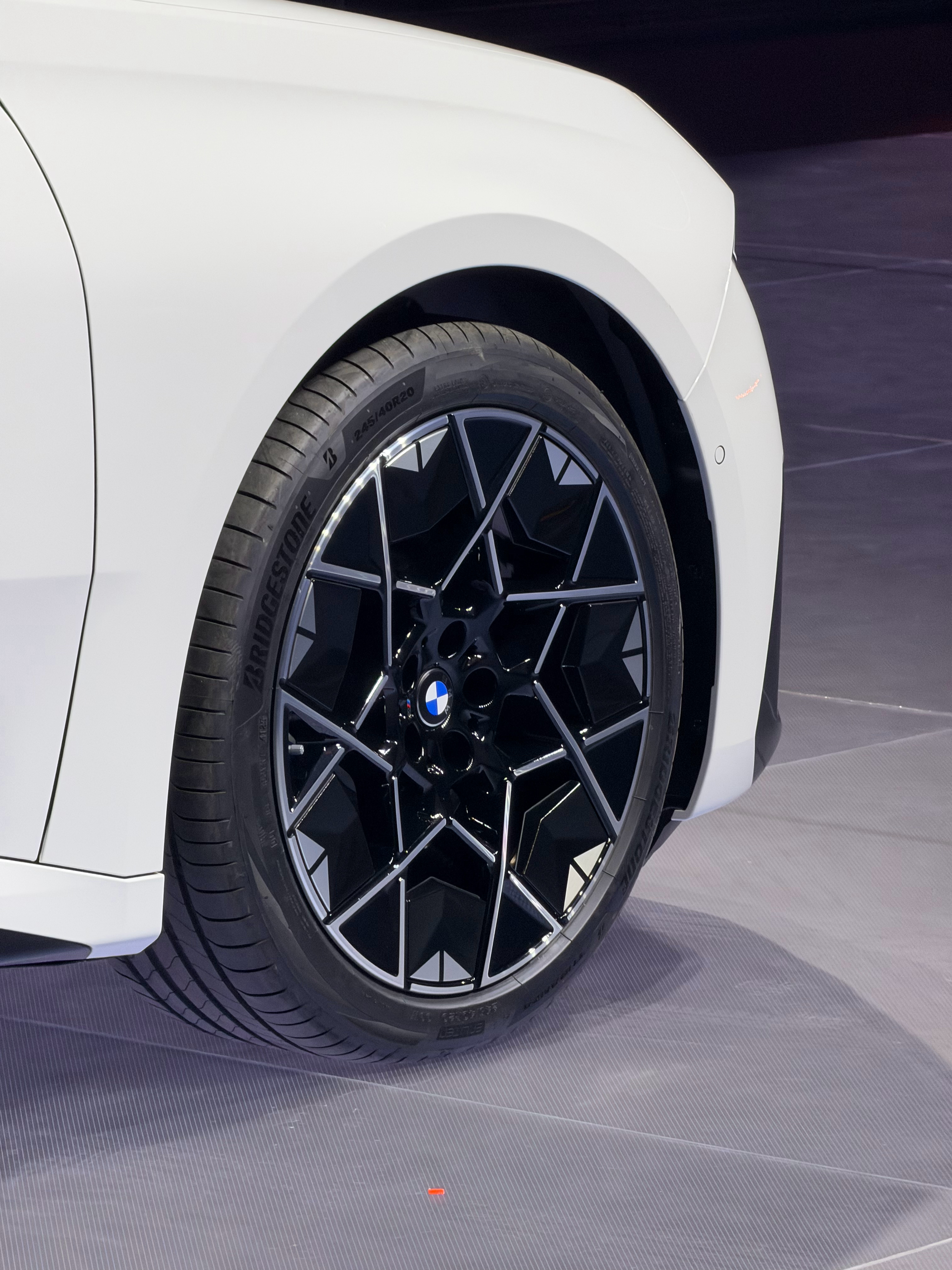 再来看看白色新世代i3。今年晚一点还有新世代燃油3系，师兄已经看完车了，有很多可