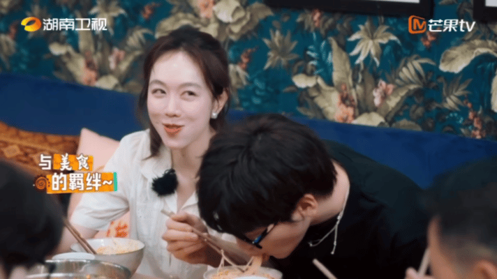 丁禹兮正是纯饿的年纪丁禹兮真的太能干饭啦！！真的是纯饿的年龄哈哈哈小丁大口吃饭让