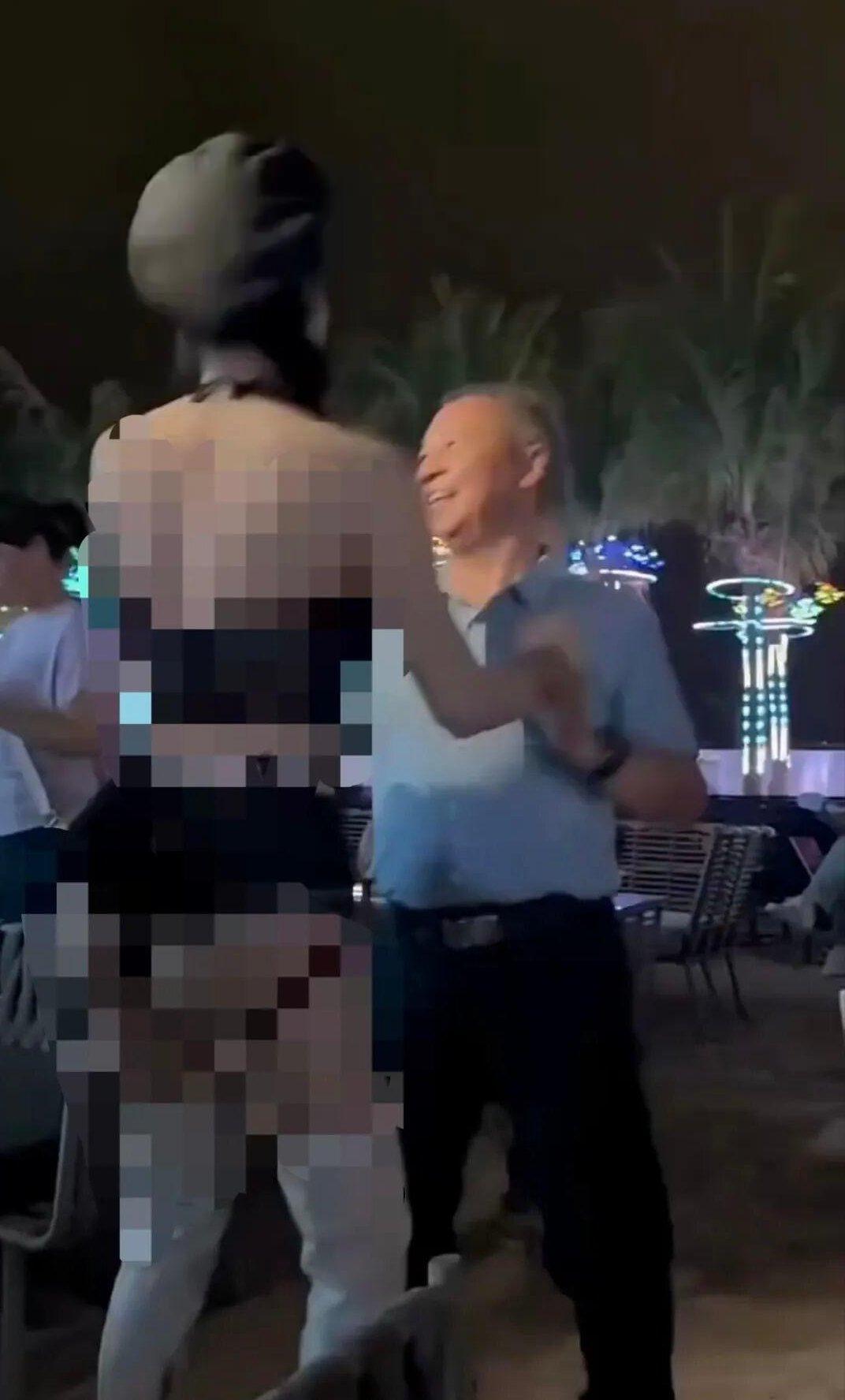 傍晚出门散步，路过休闲广场撞见不少人围在一起跳舞，场面看着格外热闹。
有几位打扮