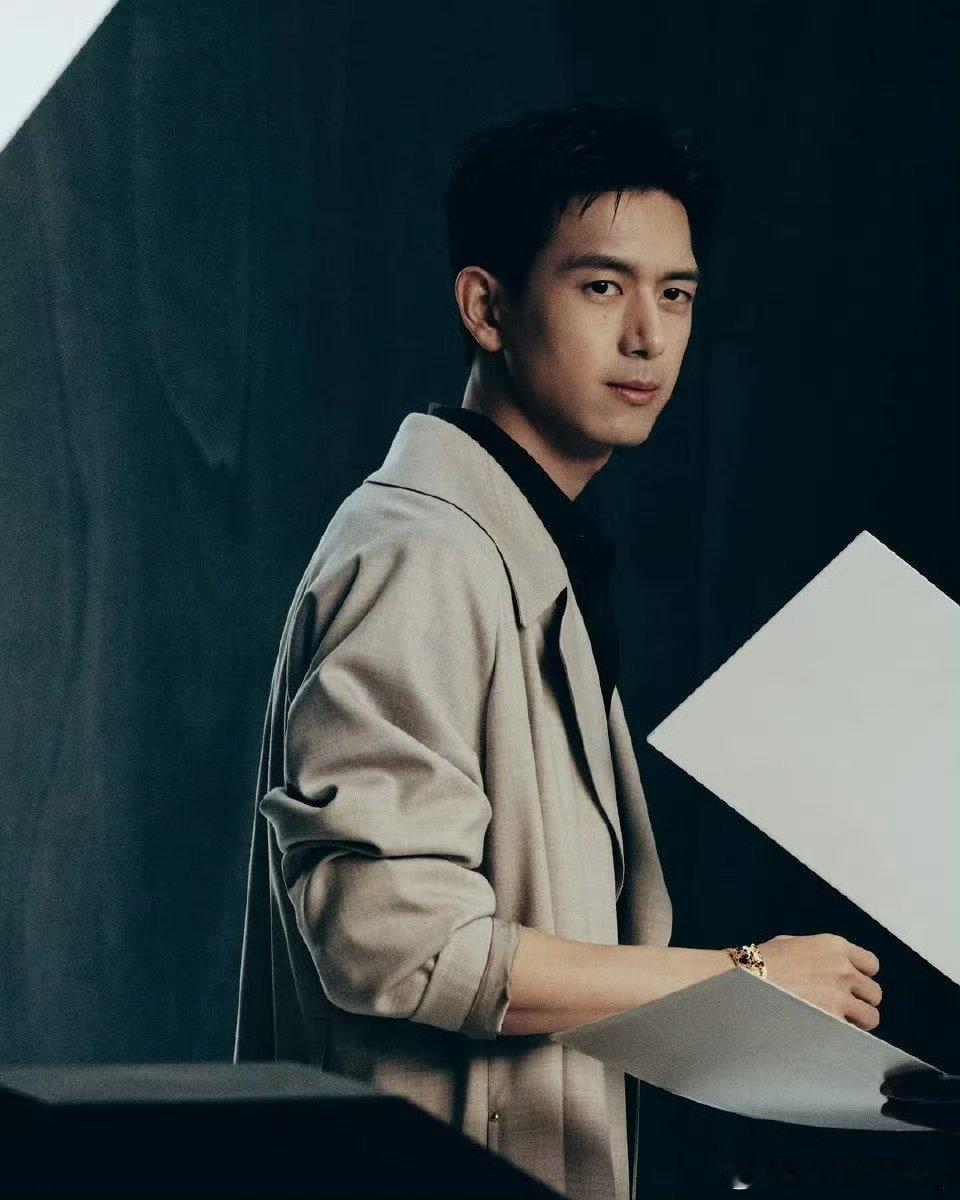prada代言人李现 lx李现 你是翻涌的云你是蔚蓝的海你是那场季候风呼啸而来重