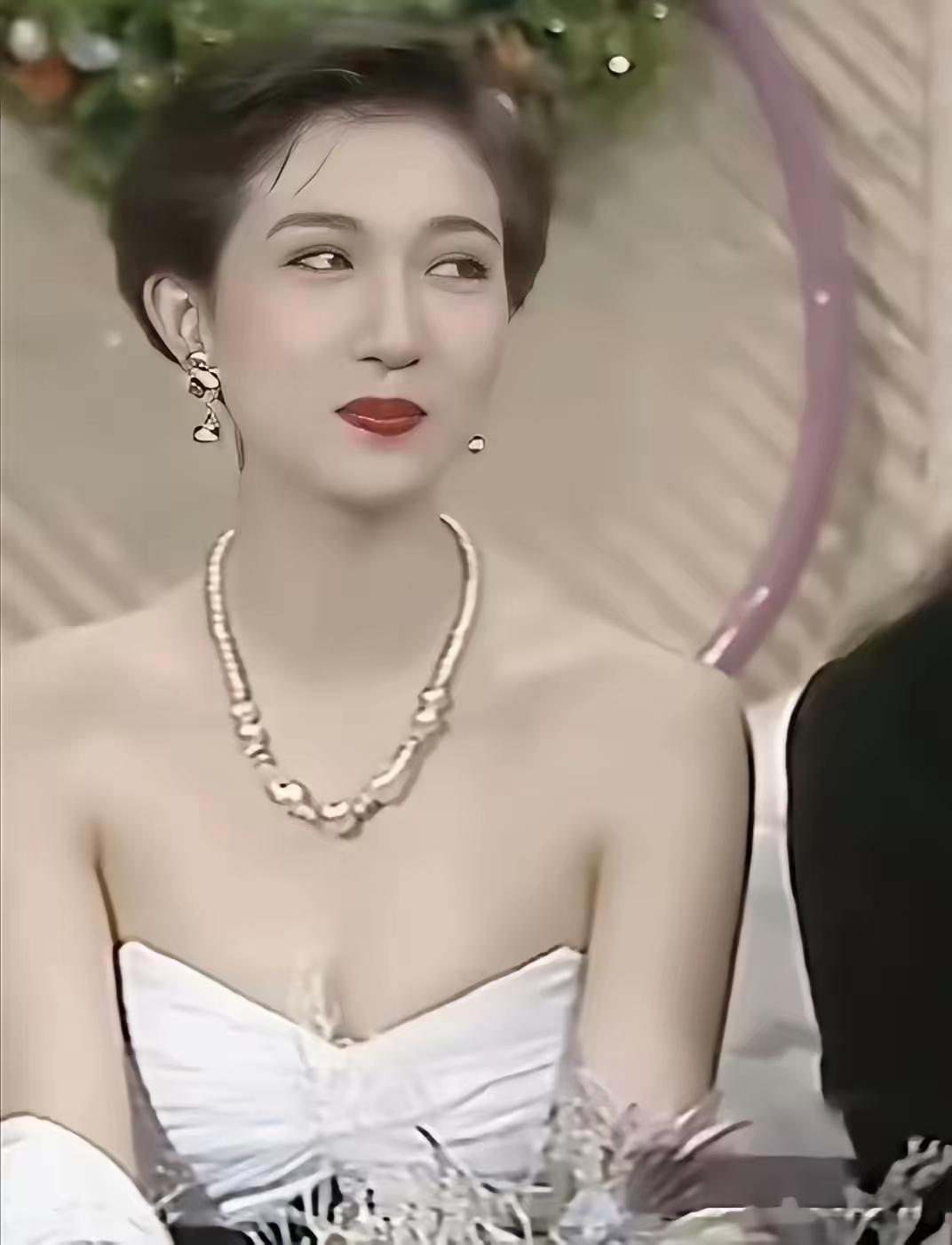 吴绮莉
年轻时候也是个美人
人长得漂亮，身材修长。但个人觉得智商、情商、个性、和