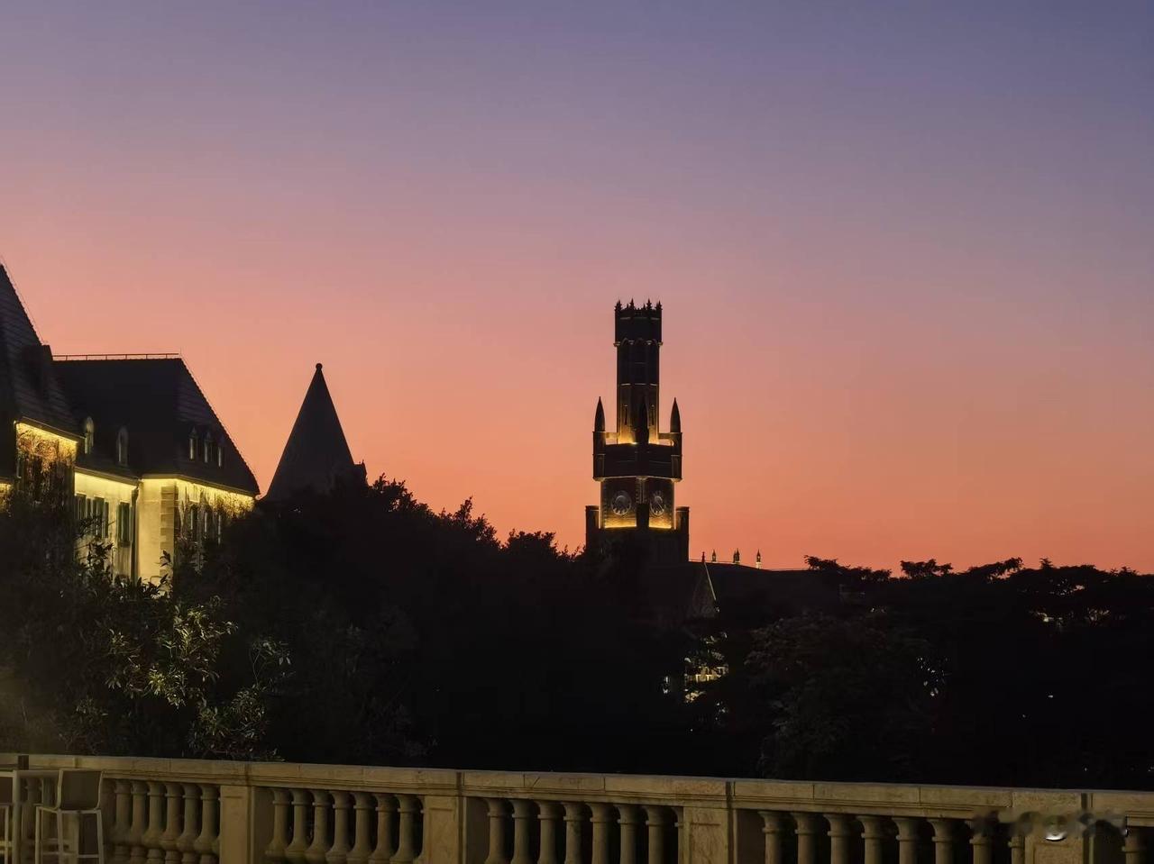 傍晚在华为松山湖欧洲小镇撞见的浪漫，真的刻进心里了。

粉紫色的晚霞把天空晕染成