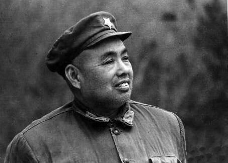 许世友习武出身，一身是力量。
1958年，许世友下连当兵。一次部队去水库助民劳动