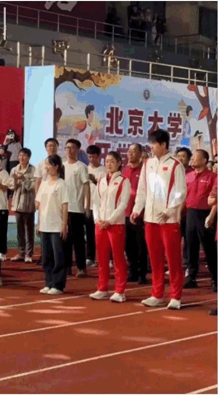 陈梦这情商跟黄晓明一样高！看昨晚参加北京大学开学第一跑，等开跑的声音响了扭头看着