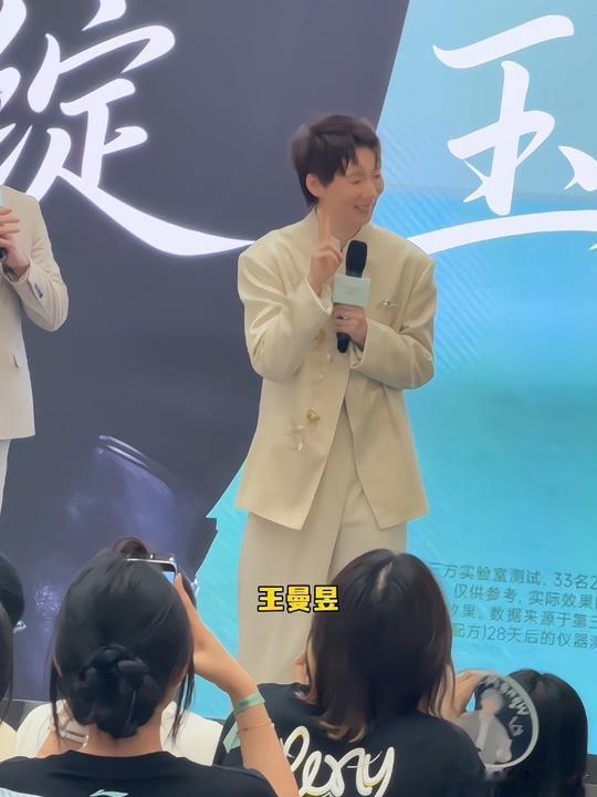 王曼昱国风造型现身活动王曼昱一身中国风造型出席活动 赛场上是凌厉扣杀的猛将，活动
