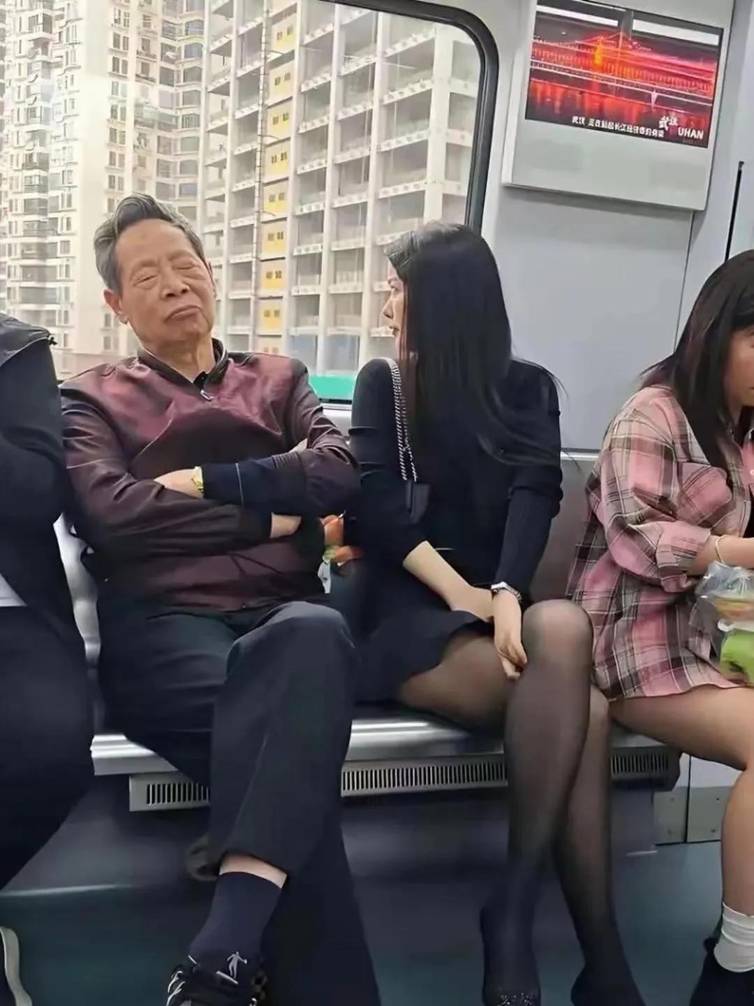 美女虽养眼，  
养老更暖心。  
独享晚年乐，  
自在胜千金。