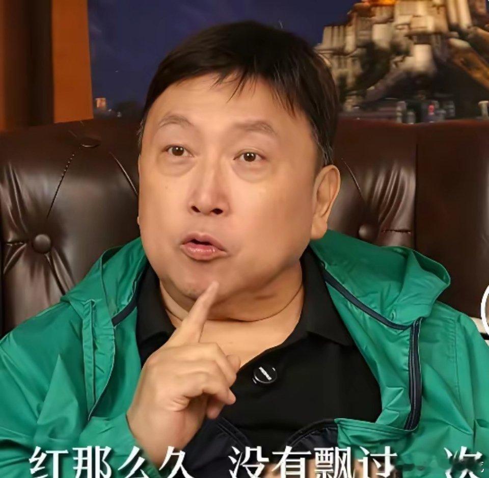王晶:谭咏麟是唯～一那么年轻就红了，红那么久，没有飘过一次，他从来不飘，另外几个