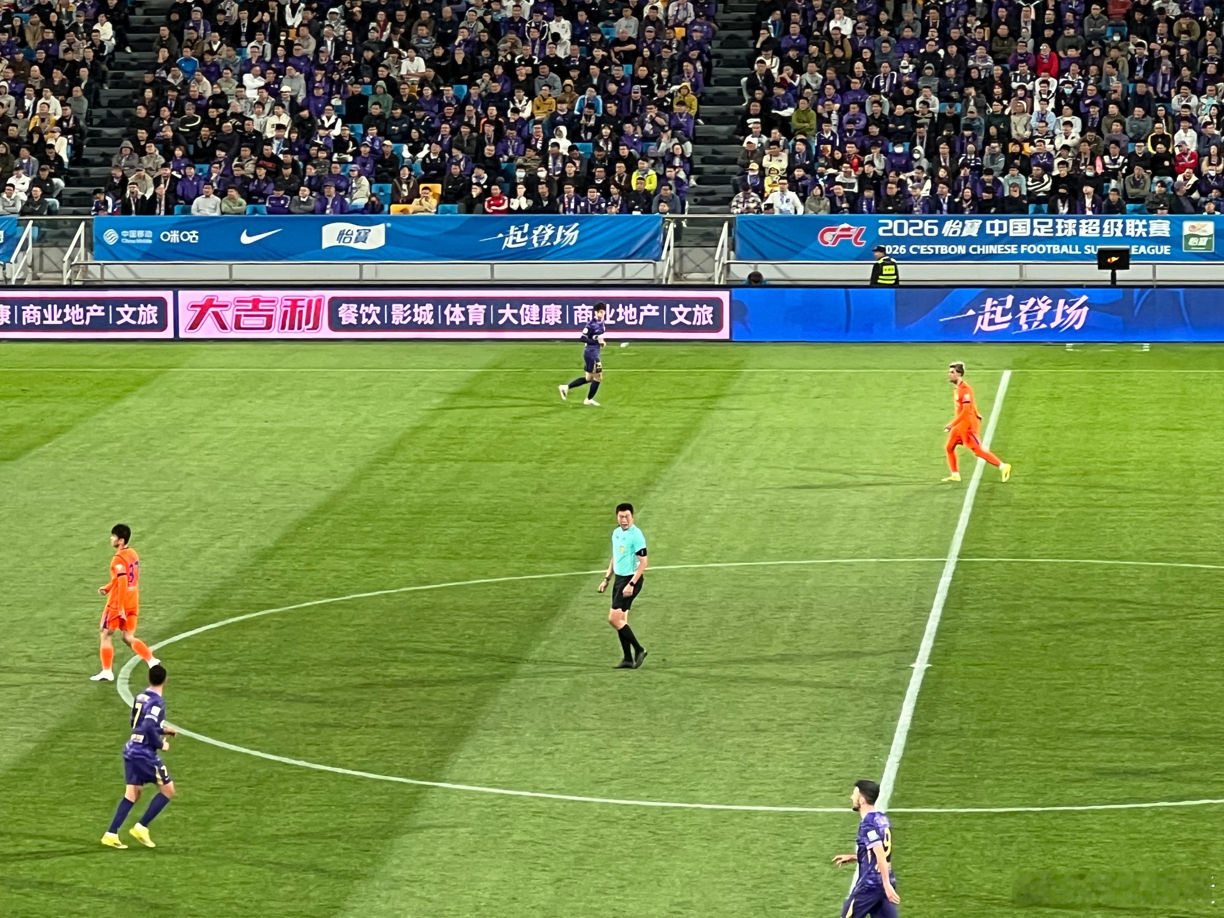 主裁判甘树然的脸是真红啊，距离关公就差个五柳长髯了天津津门虎vs山东泰山中超联赛