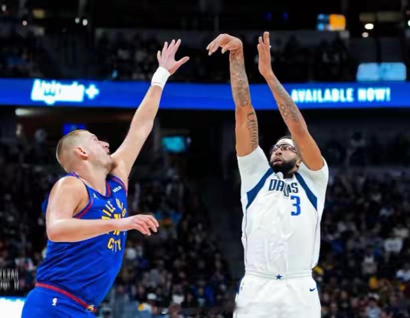 NBA常规赛，掘金主场121-131不敌独行侠遭爆冷。约基奇轰下29分20篮板1