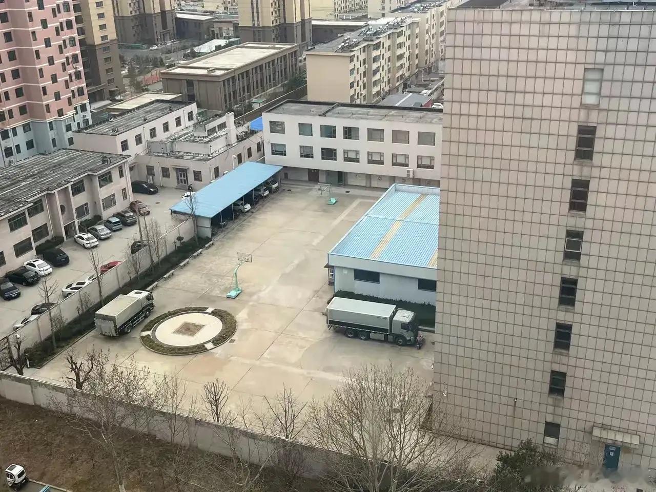 银行后院，西北角一个大大的铜钱。设计风水的是高手。 ​​​