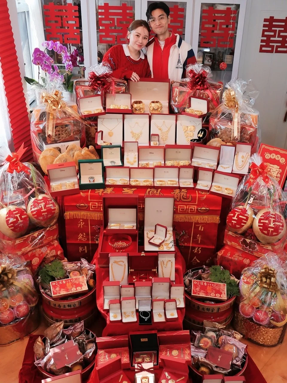 香港女星过大礼！满桌金饰多到夸张无从下脚