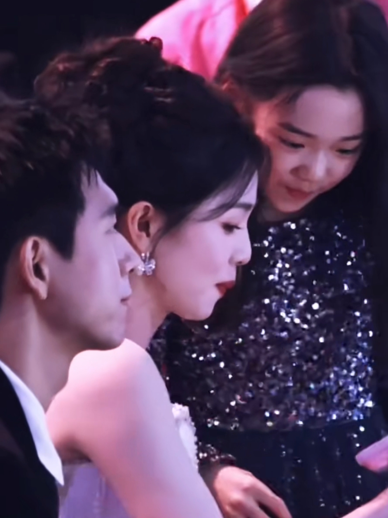 小酒窝如愿和白鹿拍照，笑得好甜~董璇带着小酒窝参加尖叫之夜~小酒窝跑到白鹿身边去