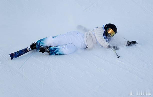 女子U型场地决赛张可欣连续两摔真的很可惜！两次都是在整套动作的尾声阶段！第一轮：