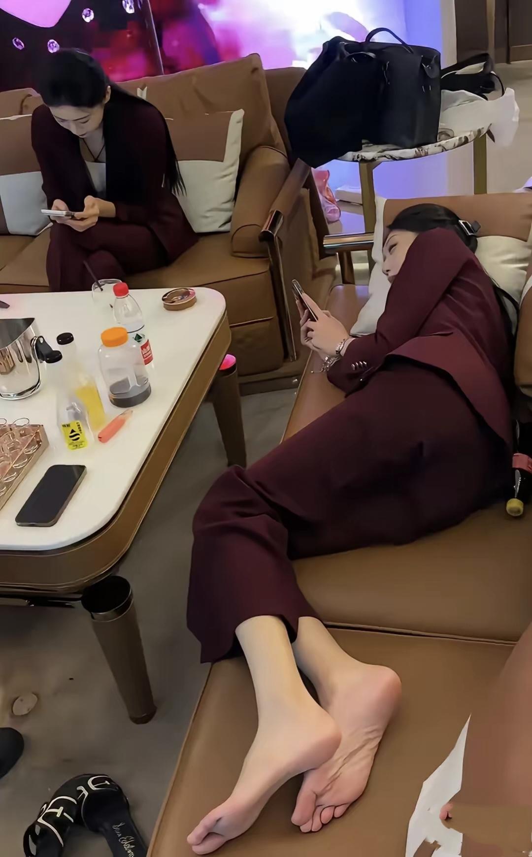 同样一身工装，俩姑娘状态截然两样。左边姐妹还端正坐着忙看手机，右边这位直接开启“