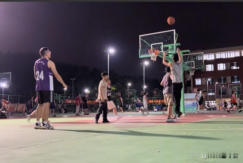 今天下午，唐尚珺发布了一则新视频。在视频中，他分享了升入大二一个多月以来的近况：