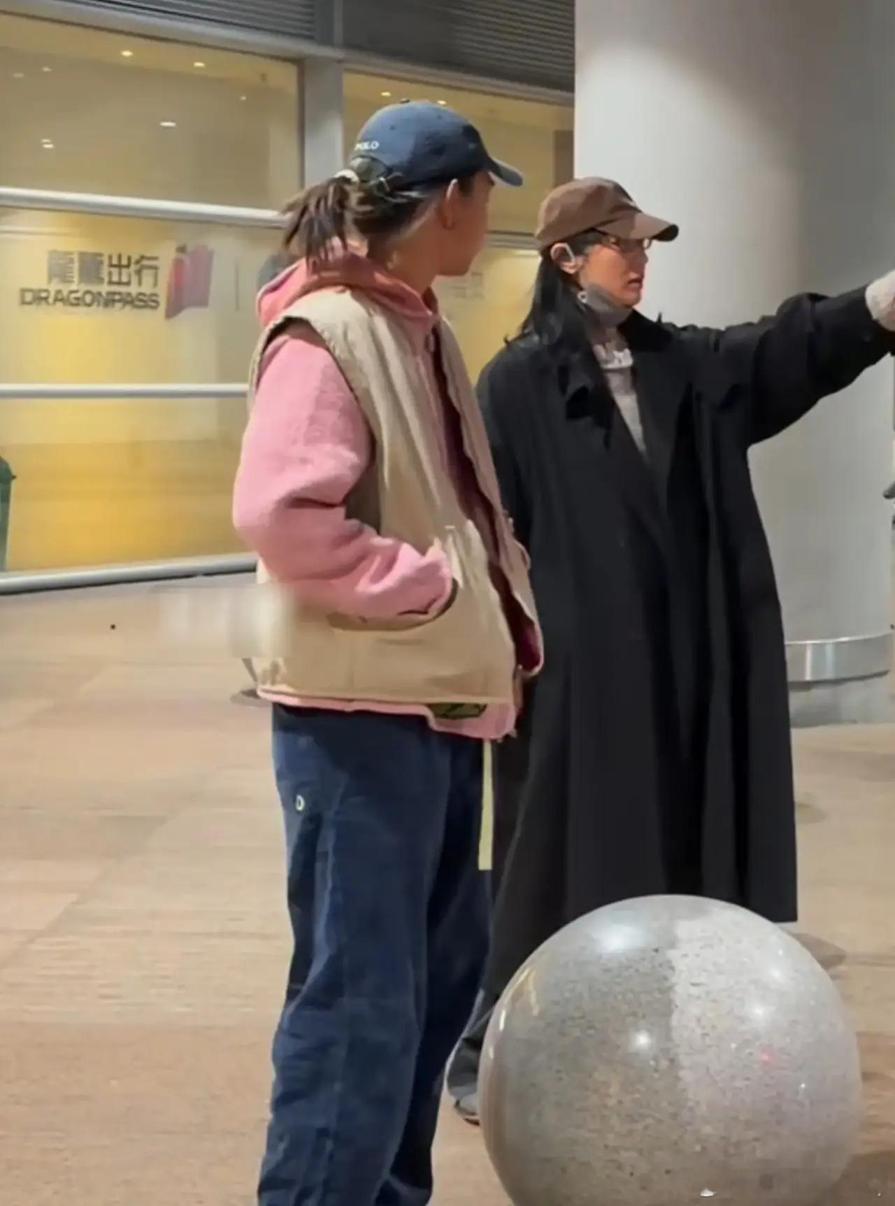 白百何带两个儿子回国 白百何带儿子元宝现身机场，17岁的元宝挺叛逆，打了耳钉，留