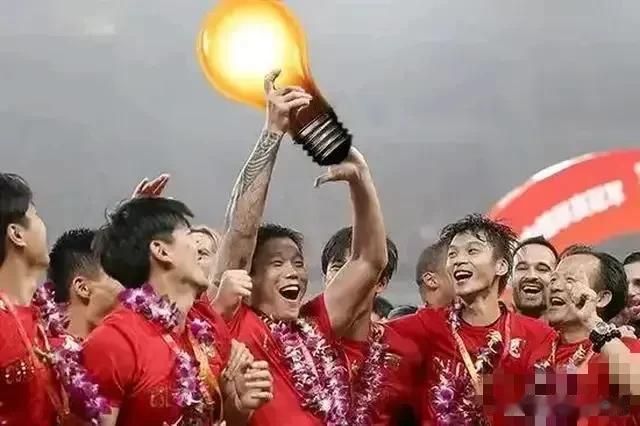 上海海港球迷太伤心了——被全国球迷骂完，又被自家球员骂，骂完还向全国球迷道歉，唯