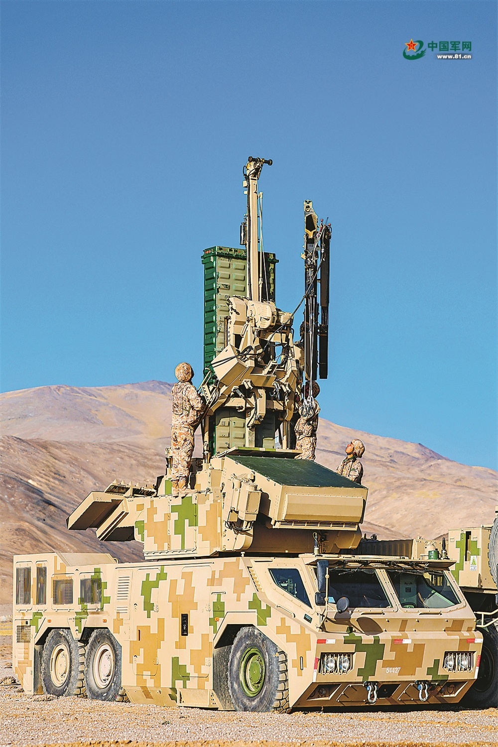 收起悬挂完全俯身趴在地上的HQ-17A防空导弹发射车，这是底盘最稳定的状态，适合