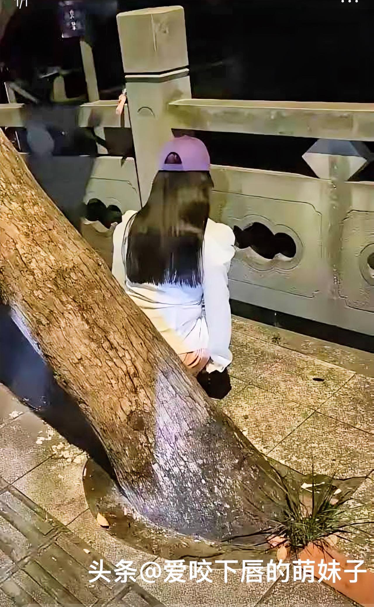 夜晚的桥边，偶遇一位低头看手机的小姐姐。有时候，安静的背影，就是城市里最温柔的画