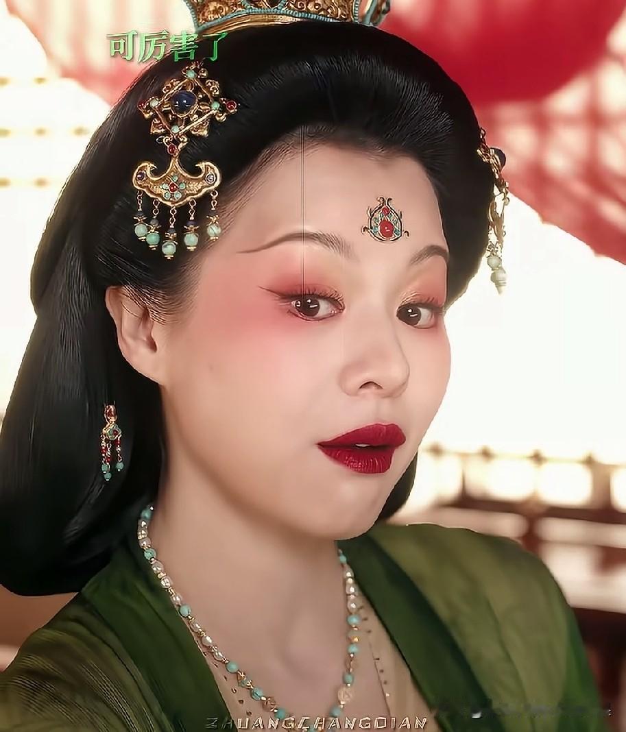 最近刷胡杏儿这组古装，越看越上头！
好多人说她神态可爱，但我想说，这可不是小孩子