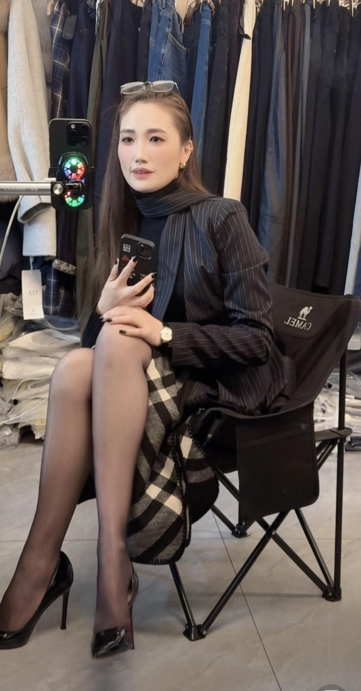 都市时尚穿搭指南：优雅黑丝与条纹西装完美结合！御姐 大长腿 高跟鞋 黑丝高跟鞋穿