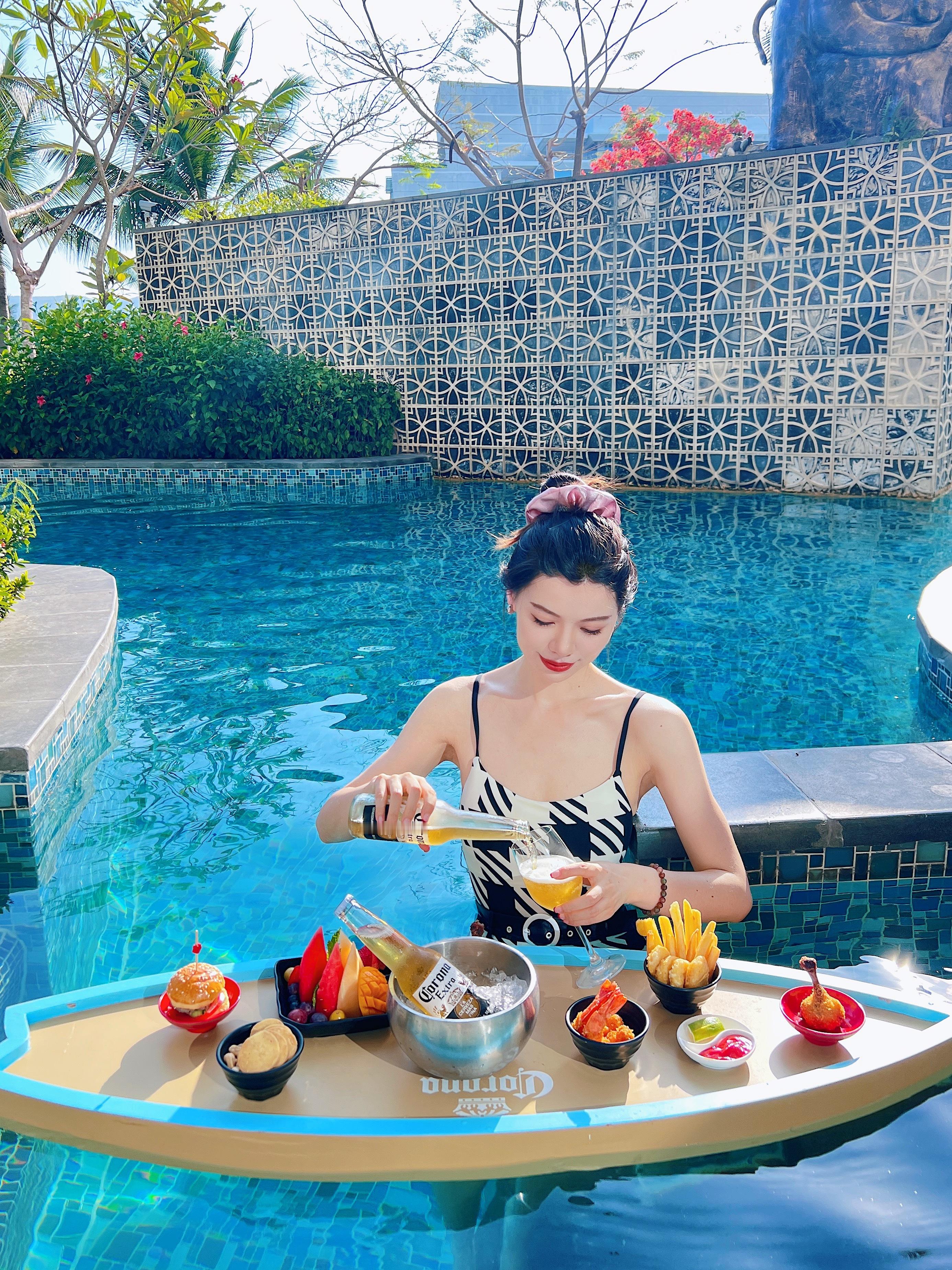早☀️今天去上泳课[你好]下次去酒店就不会浪费泳池了今天穿什么 ​​​
