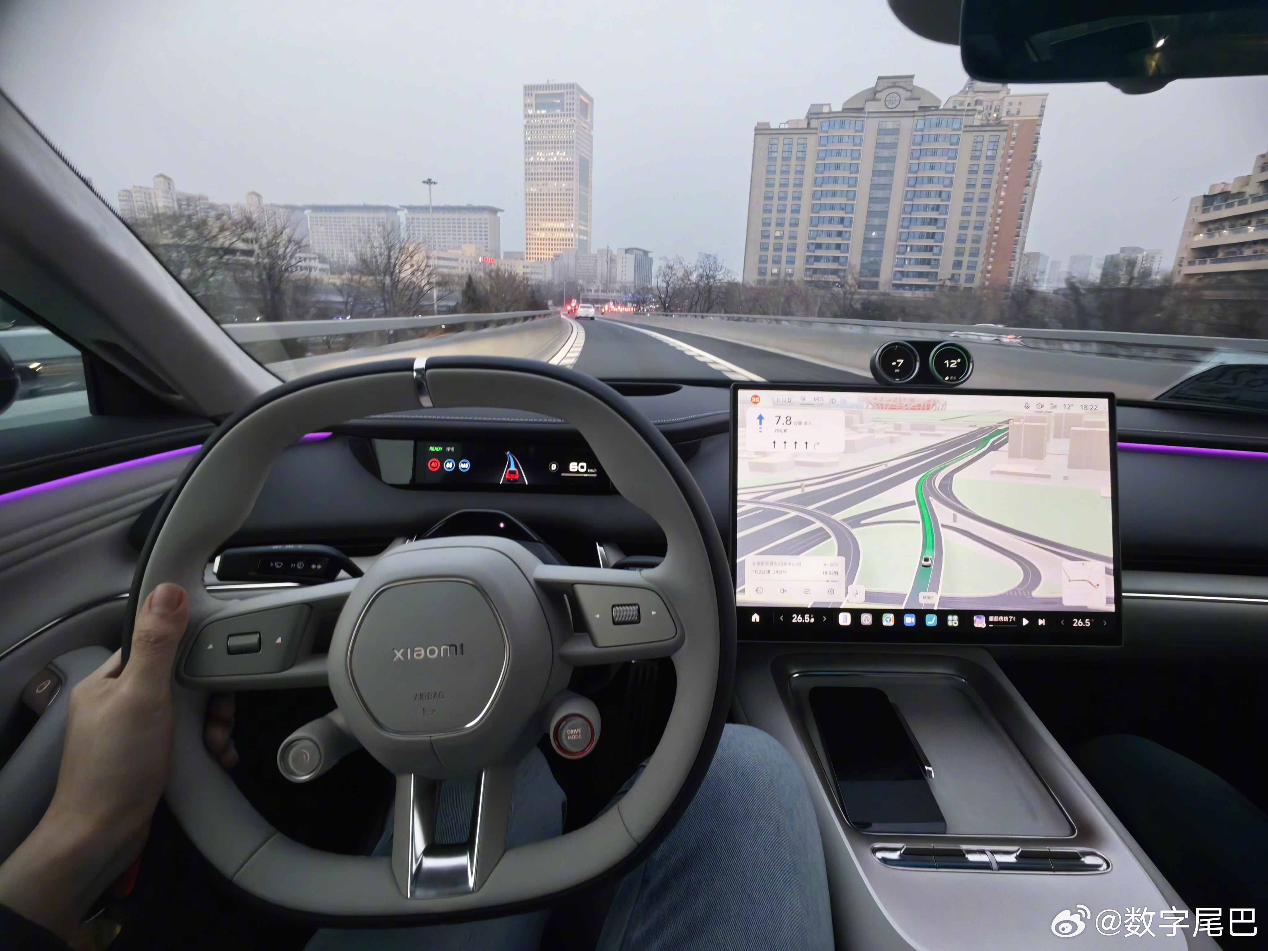 早～来自新一代 SU7 赤霞红的问候  阳光下会有不同的金属光泽内饰相比现款也豪