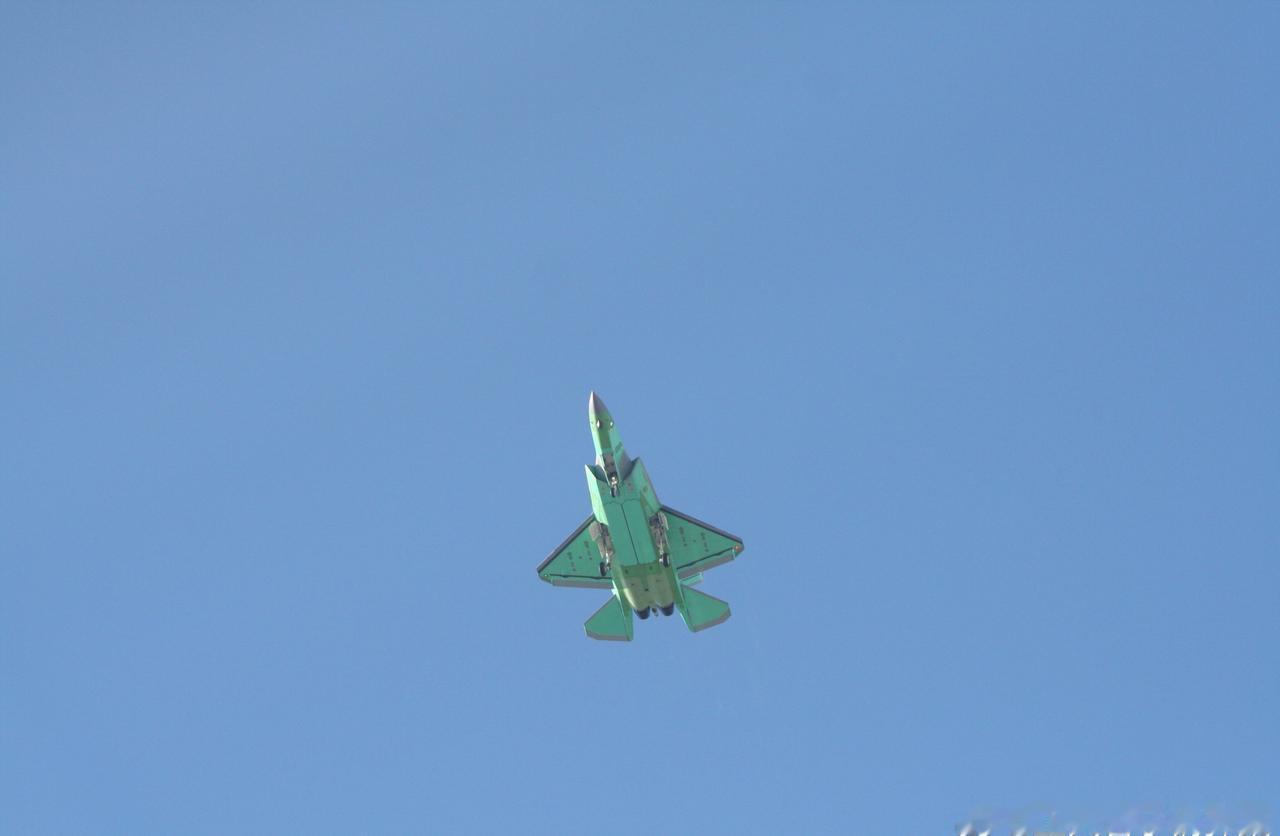 J35A空军型新年首飞美图 [酷]

J35系列开始大规模量产了，据传J35AE