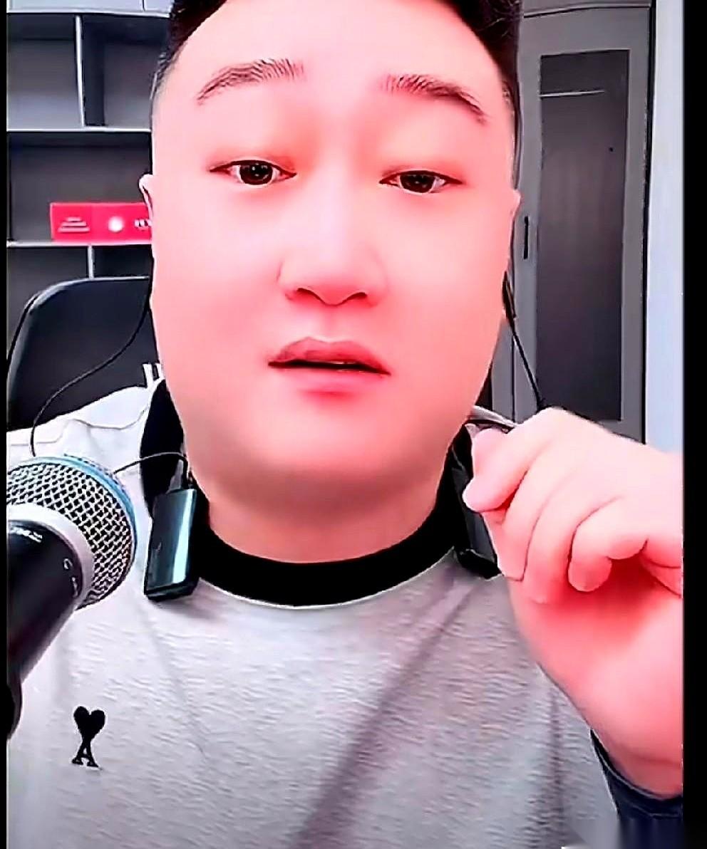 电话那头，二驴的声音很稳。
“年度总冠军，200万。”
另一头，骡子捏着手机，手
