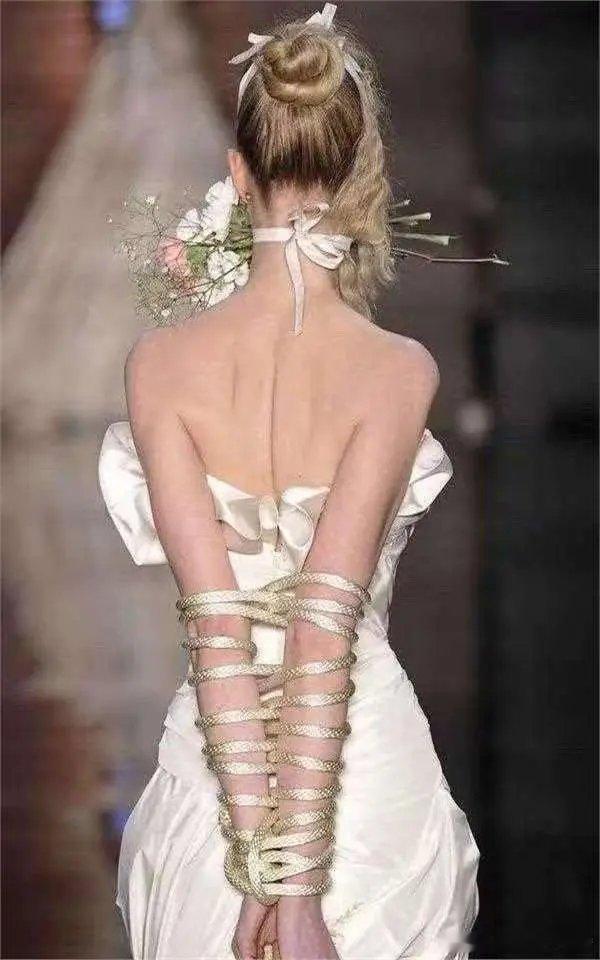 有些时尚真的看不懂这件衣服很漂亮，但不太舒服 ​​​