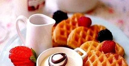 晚上十一点，林岚站在冰箱门口。
冰箱压缩机“嗡”的一声，她没动。手机屏幕还亮着，