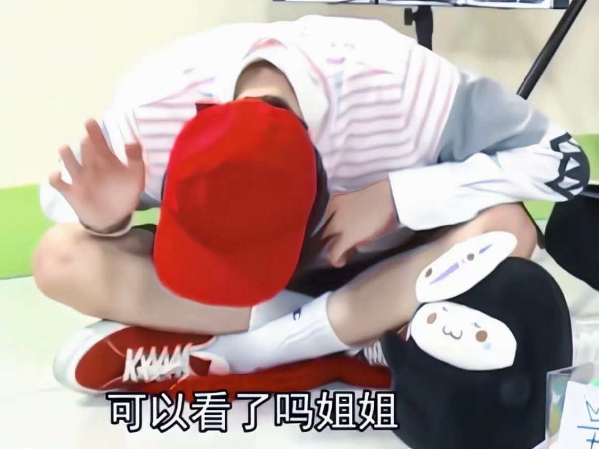 🧢这顶小蓝帽+白T造型简直就是青春男高啊，王一博说全宇宙穿白T最好看的人而且，