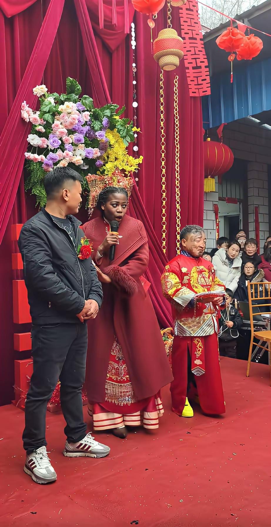 蒙圈了！婚礼现场新郎是谁？

某地一对新人步入婚姻殿堂，而台上站着的三人，穿婚裙