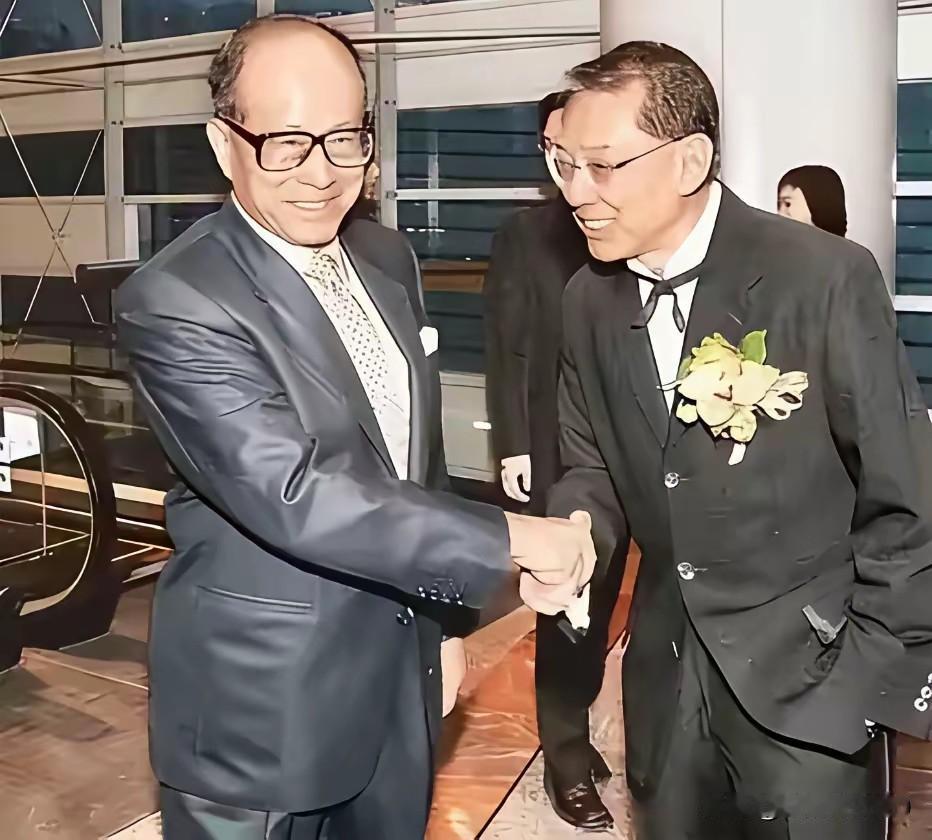 这是21年前，香港的商界和演艺界齐聚，李嘉诚和杨受成作为行业的成功人士，一起参加