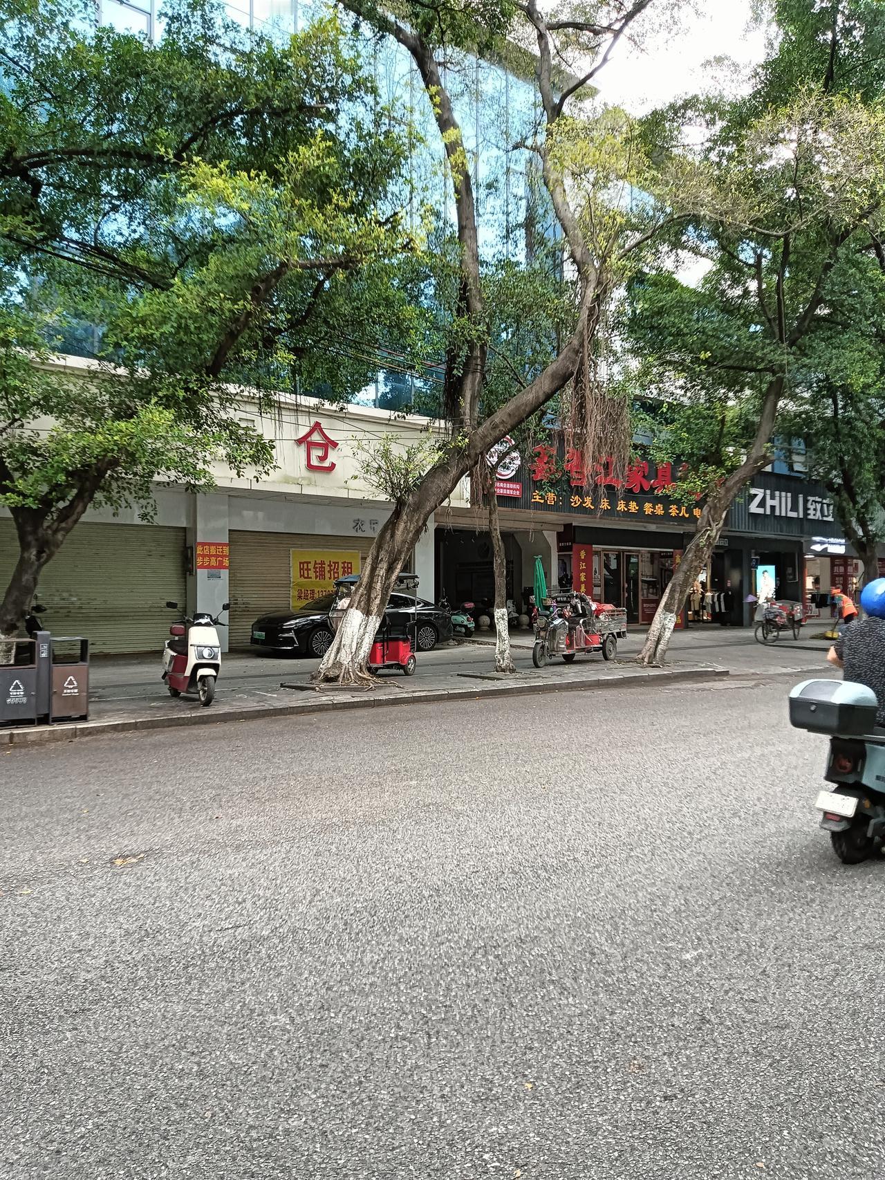 近日经过贵港市老步行街感觉人流量也不少，这条街是原贵县最繁华的街道之一。八九十年