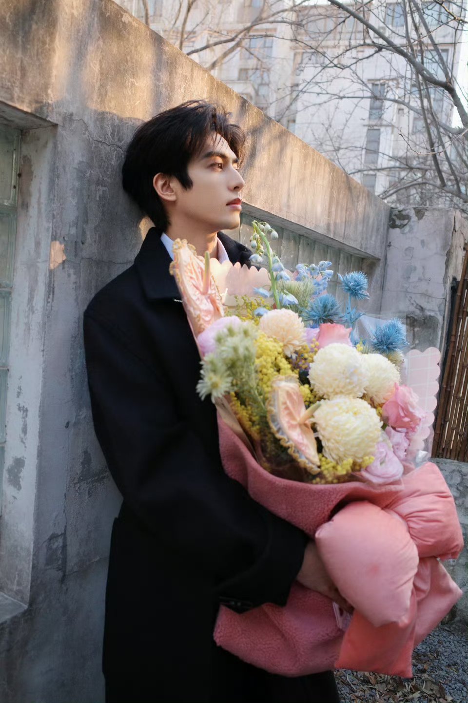 宋威龙捧花照 完全就是现偶男神啊！宋威龙多多演现偶好吗好的 