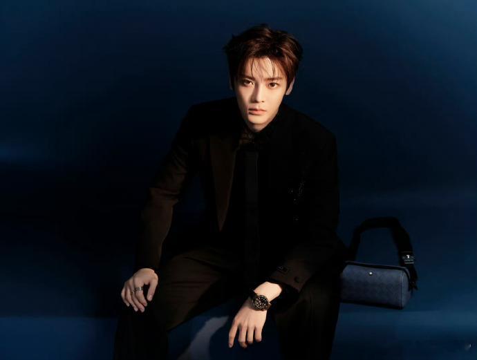 侯明昊碧血蝉今日放送下班心疼死了，这么晚才下班，一整天拍摄肯定又累又困，快回家好