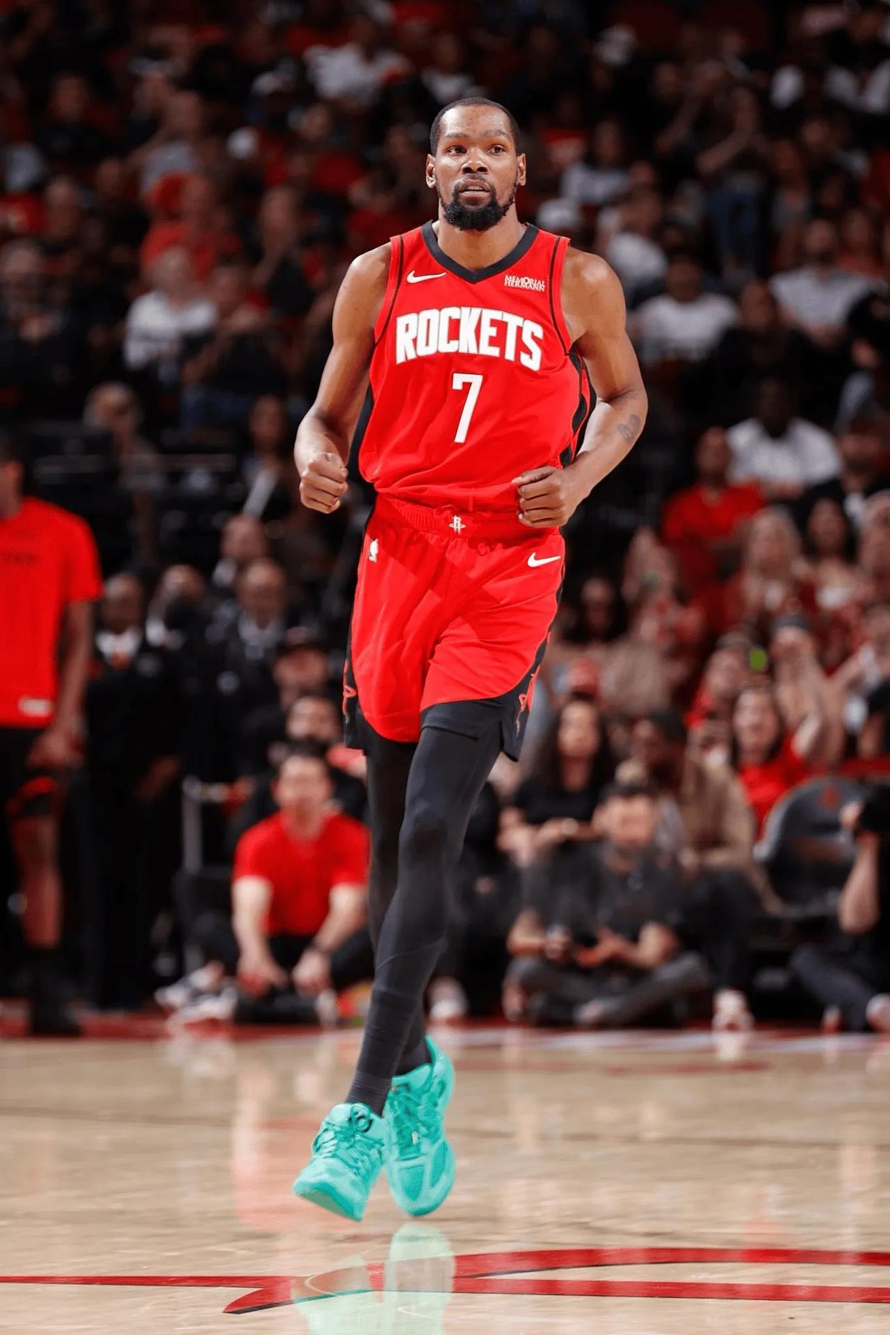 隔壁阿德巴约居然都拿了83分，再看杜兰特的29分就有点不够看了。杜兰特今天手感这