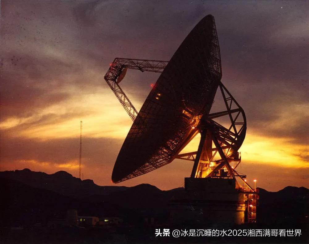 转发分享：1977年，人类向宇宙扔出两个“漂流瓶”-“旅行者”金唱片。它刻着地球